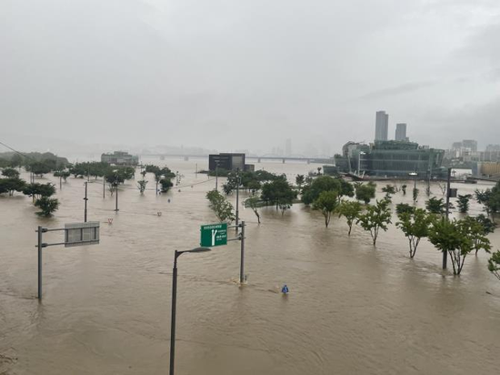△汉江潜水桥完全被洪水淹没  图片来自韩国媒体