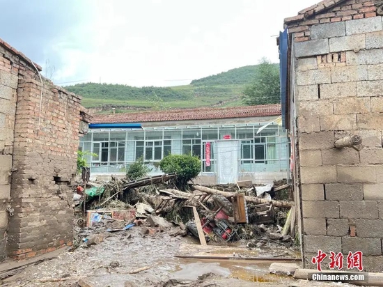 8月18日，青海大通青山乡山洪受灾中心，部分房屋被毁，牲畜死亡。马铭言 摄