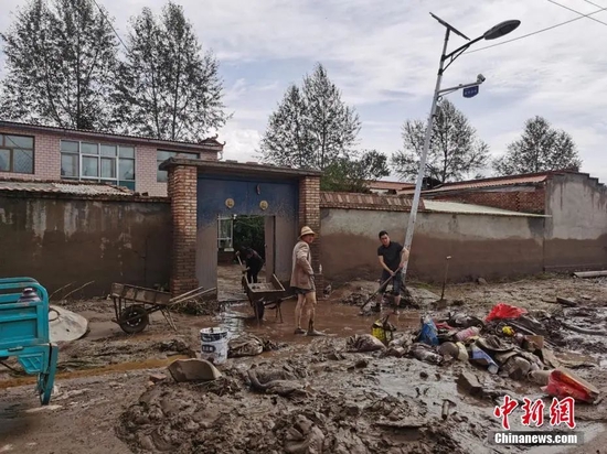 图为大通县城关镇村民清淤。张添福 摄