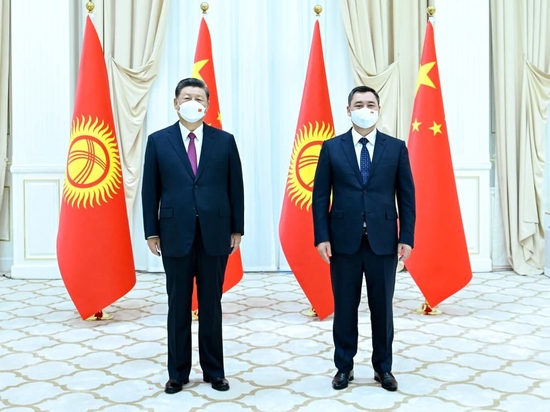 当地时间9月15日上午，国家主席习近平在撒马尔罕国宾馆会见吉尔吉斯斯坦总统扎帕罗夫。新华社记者翟健岚 摄