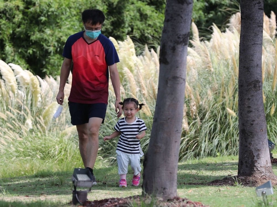  ↑2022年8月28日，小朋友在家长的陪伴下，在杨浦滨江雨水花园玩耍。