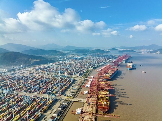 这是浙江宁波舟山港穿山港区（2021年12月24日摄，无人机照片）。新华社发（汤健凯 摄）