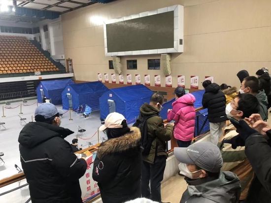 12月14日，为缓解各医疗机构发热门诊的压力，西城区广安体育馆简易发热门诊正式启用。摄影/本刊记者 张旭