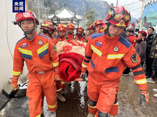 云南镇雄县凉水村山体滑坡救援：搜寻出1名被困人员