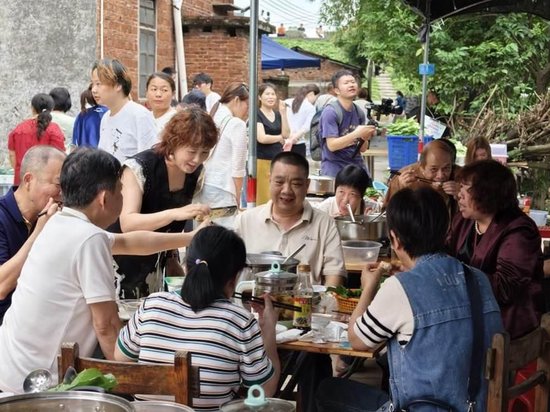 莫氏鸡煲爆红，老板却连连劝人“别来吃”，咋回事？