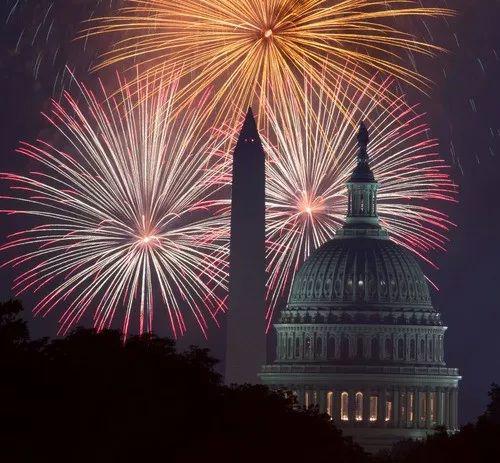 2017年7月4日，在美国首都华盛顿，烟花绽放在国会山和华盛顿纪念碑上空。新华社/法新