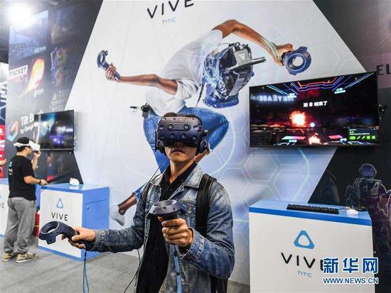 11月6日，参观者在博览会现场体验虚拟现实技术。