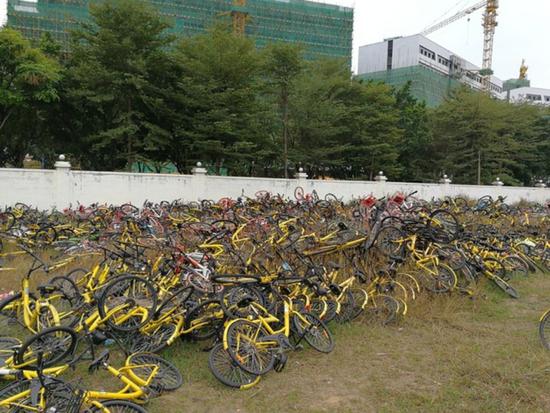 　广州一处共享单车堆放点 图片来源：每日经济新闻