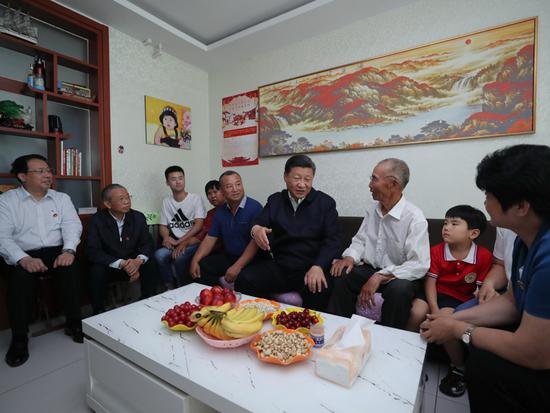 2018年6月12日至14日,中共中央总书记、国家主席、中央军委主席习近平在山东考察。这是14日上午,习近平来到济南市章丘区双山街道三涧溪村,同村民赵顺利一家拉家常。新华社记者 谢环驰 摄