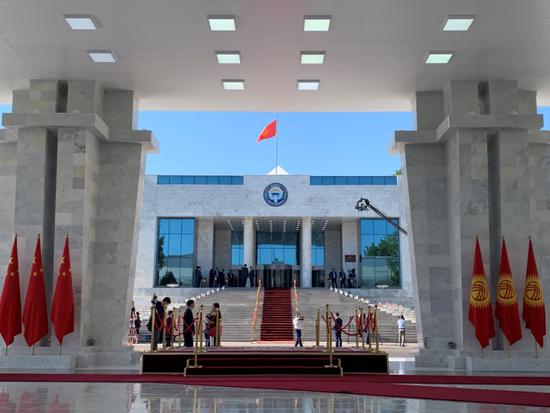 △阿拉尔恰国宾馆会议中心前广场，欢迎仪式即将开始。国宾馆会议中心是中方为吉方举办2007年上合组织峰会援建的，是该国重要会议的举办场所。