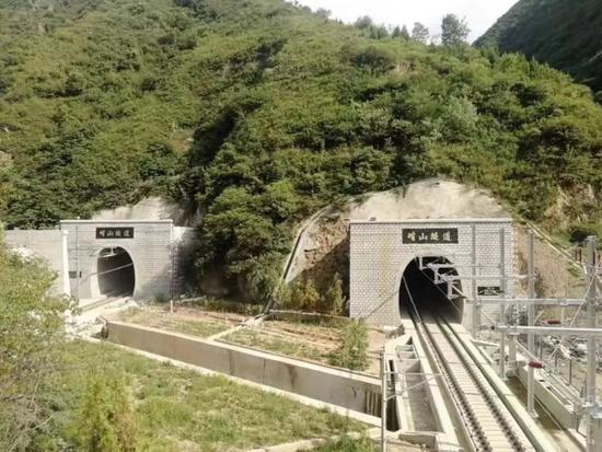 京沪铁路: 建成后的崤山隧道