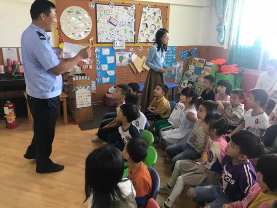 2名警员为掩护市民中弹牺牲 现场细节首度公开 林新志给幼儿园小朋友及老师上防诈课