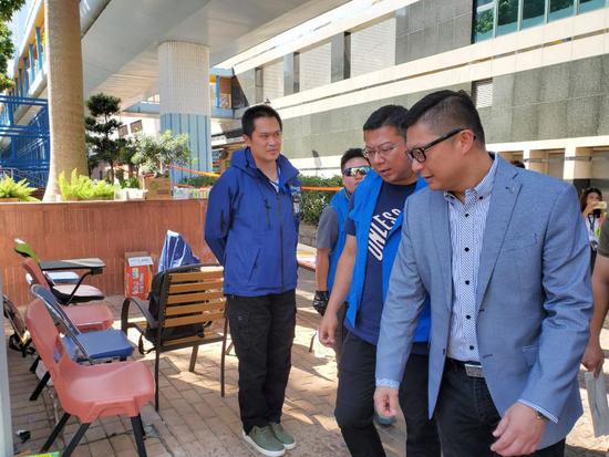  邓炳强到香港理工大学出入登记区巡视（图片来源：香港《星岛日报》）