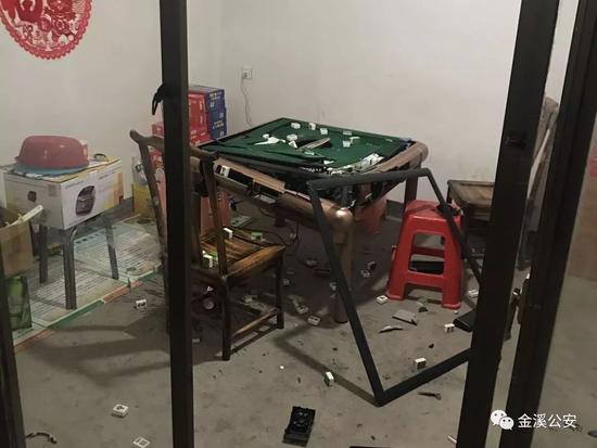 ▲在商店二楼内,现场查获四人以麻将的形态荟萃赌博