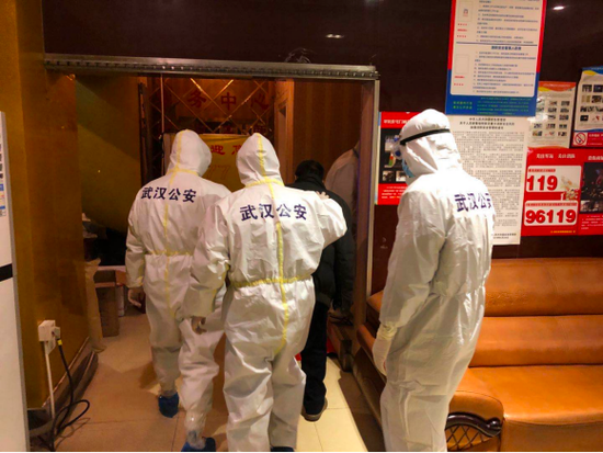 武汉市公安局硚口区分局六角亭街派出所收治转运突击队正在转运