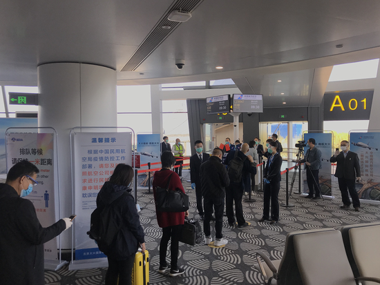 北京日报■设一米安全线、扫码专区，大兴机场迎今年第二批转场