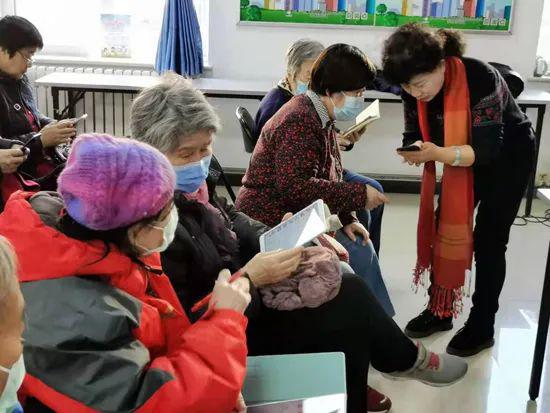  给老人开设的手机使用培训课程在北京一个社区开课。受访者供图