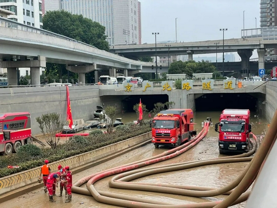 7月23日下午，经过34小时的连续抽排，京广隧道仍存在积水和厚重的淤泥。摄影/本刊记者 邱慧