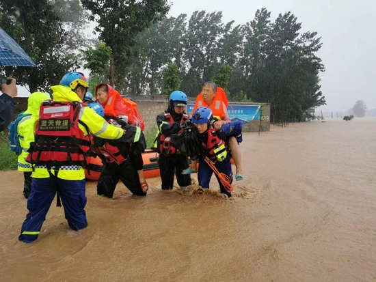河南新乡暴雨洪水倾倒时