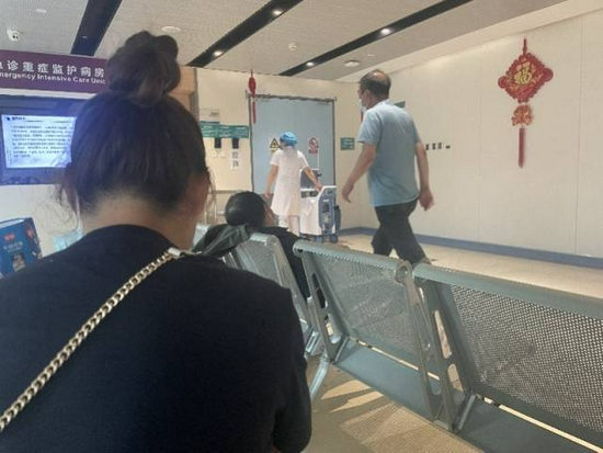 7月26日,朱敏在icu病房外等待.