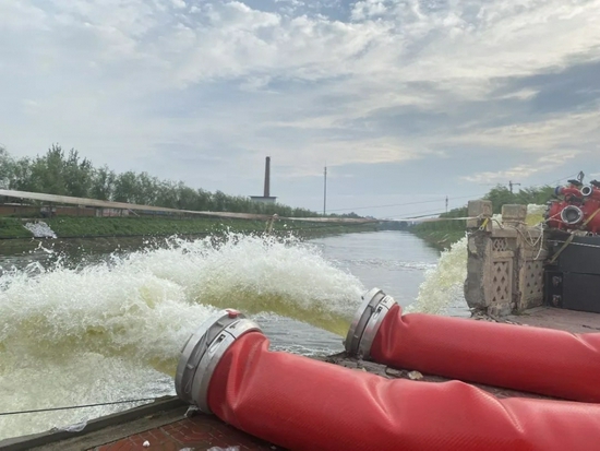  7月29日，城区内的积水正排入东孟姜女河。（南方周末记者 吴超/图）
