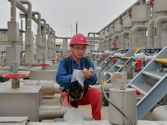 7月31日，冯光在塔里木油田塔中1号集气站核对远传工艺参数。新华社发