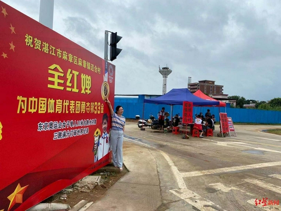 闻讯赶来的人在村口招牌打卡 记者韦星 摄