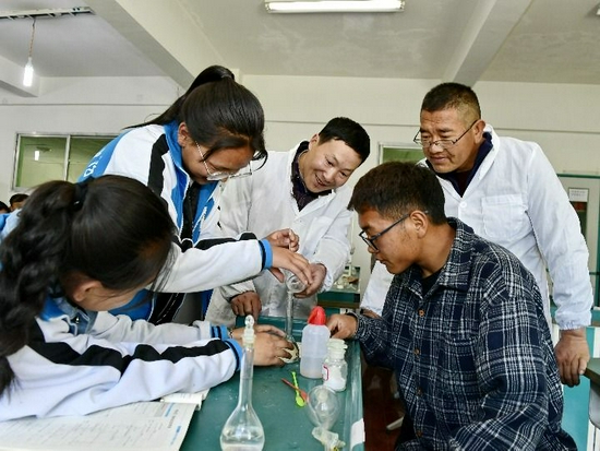  △西藏山南市第一高级中学，学生们正在老师的指导下做化学实验。