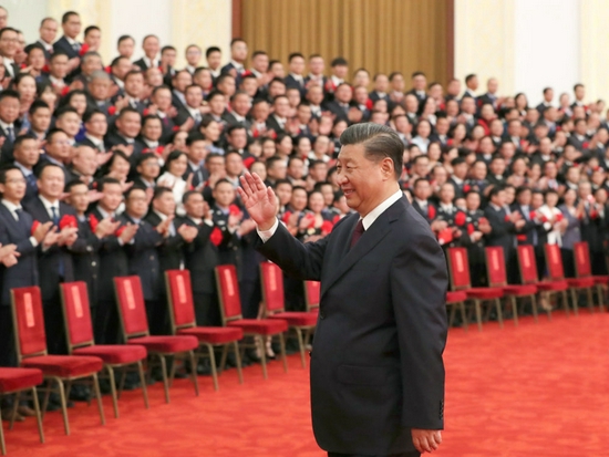 2020年9月8日,全国抗击新冠肺炎疫情表彰大会在北京人民大会堂隆重举行。中共中央总书记、国家主席、中央军委主席习近平在大会上发表重要讲话。这是会前,习近平会见国家勋章和国家荣誉称号获得者,全国抗击新冠肺炎疫情先进个人、先进集体代表等,向大家挥手致意。