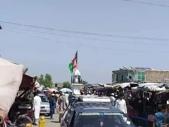 混乱的楠格哈尔，有民众正在高处挥舞阿富汗伊斯兰共和国国旗。当地时间8月18日，塔利班与当地民众发生武装冲突。图/受访者提供
