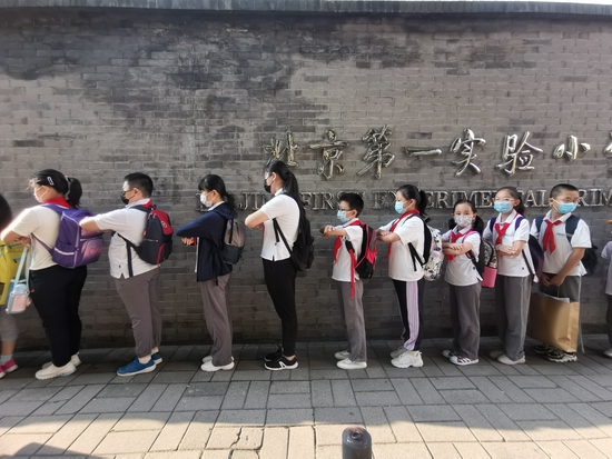 早上7点50分,在北京第一实验小学前门分校,正是学生入校的时间,学生们