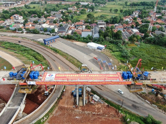 这是2020年5月10日拍摄的印度尼西亚雅万高铁首个多跨连续梁合龙现场。雅万高铁项目是中国高铁全系统、全要素、全生产链走出国门的“第一单”，也是“一带一路”倡议的标志性工程和印尼国家战略项目。 新华社记者 杜宇 摄