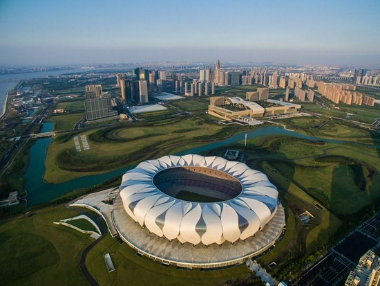 2016年8月25日拍摄的杭州国际博览中心（后方）和杭州奥体中心主体育场。新华社记者 徐昱 摄