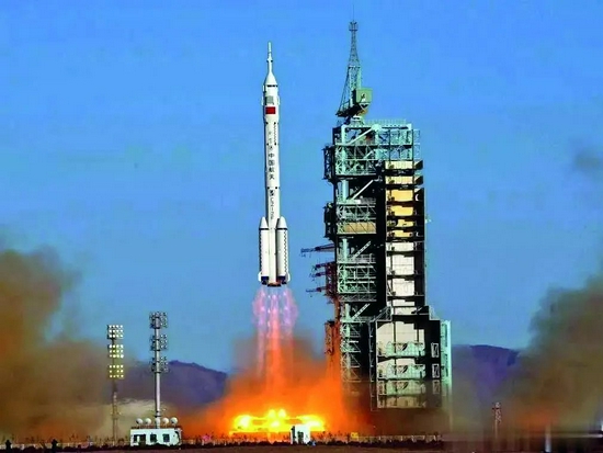 2003年10月15日上午9时整,神舟五号载人飞船在酒泉卫星发射中心载人