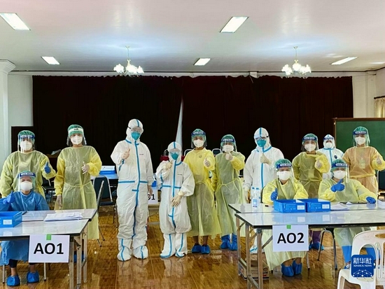 5月7日，中国医疗专家组在老挝万象的一处新冠病毒采样点考察。新华社发（农丽春摄）