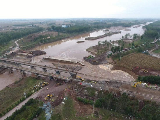  10月8日无人机拍摄的南同蒲铁路昌源河大桥抢修现场（新华社发）