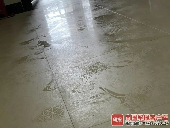 10月20日,南宁市兴宁区一住宅楼楼道内,出现回南情况.