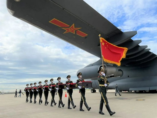  9月1日，第八批在韩中国人民志愿军烈士遗骸交接仪式在韩国仁川机场举行。张悦摄