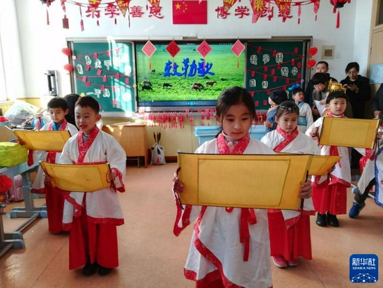  青岛市太平路小学“穿越节”活动，通过多样活动检验学习成效。受访者供图