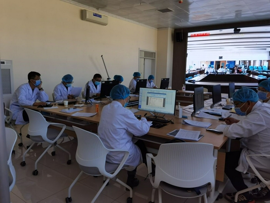 医务人员正在会诊。(受访者供图)