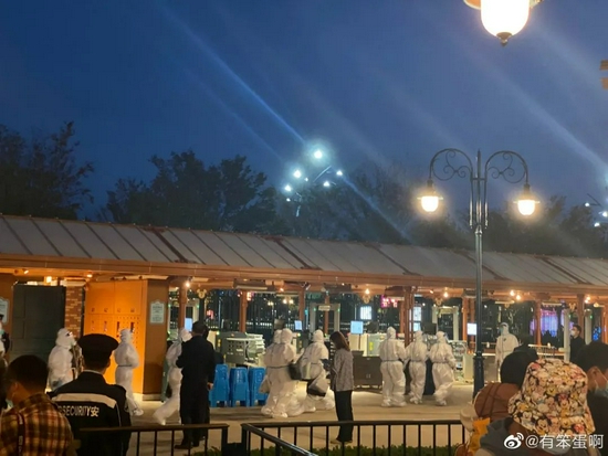  10月31日晚，身穿防护服的防疫人员进入迪士尼园区。图片来源/受访者提供