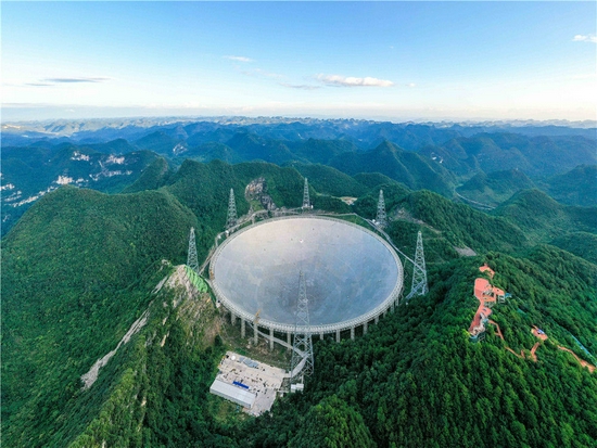 “中国天眼”全景（2019年8月27日摄，无人机照片）。新华社记者 欧东衢 摄