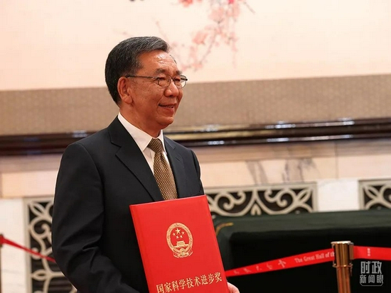 △当天,习近平总书记为吴伟仁院士颁发国家科学技术进步奖证书。吴伟仁院士是中国探月工程总设计师。(总台央视记者杨立峰拍摄)