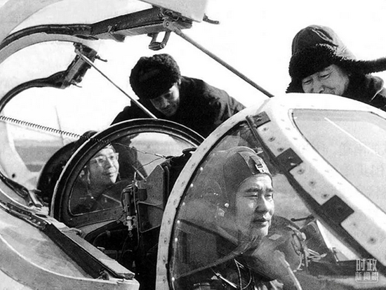 △顾诵芬(后座)乘战斗机上天,直接跟在歼8飞机后面观察振动情况。(资料图)