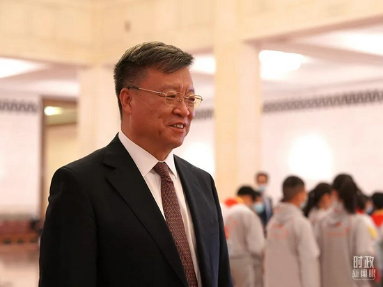 △北京大学高文院士牵头的“超高清视频多态基元编解码关键技术”项目获2020年度国家技术发明奖一等奖。当天,习近平总书记为他颁发证书。(总台央广记者潘毅拍摄)