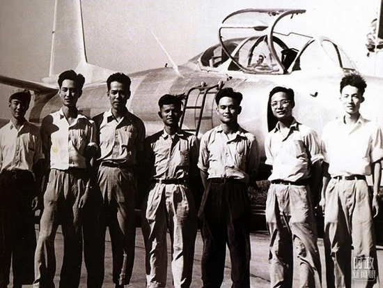 △1958年，顾诵芬（右二）与设计组成员在歼教1飞机前合影。（资料图）