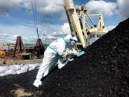 10月20日，黑龙江黑河海关关员在黑河货运口岸做煤炭抽样。图/人民视觉