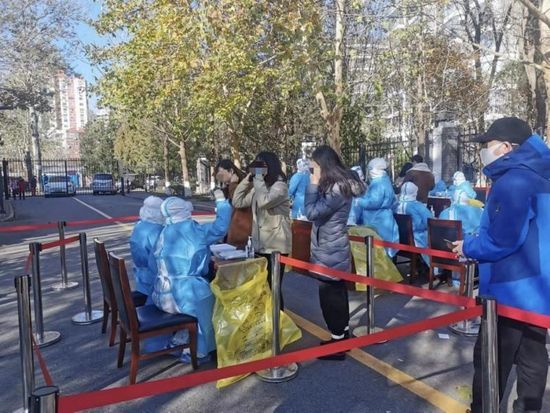 北京朝阳区奥运村街道对加强防范区开展全员核酸检测