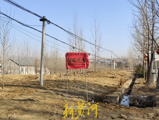 杨树行村外，有人竖起“拉面哥家”的路标。