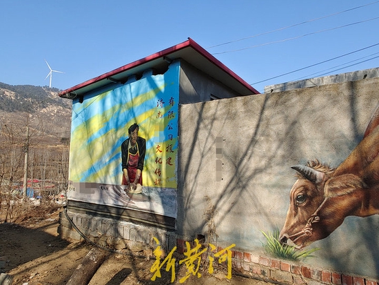 网友们自发在程运付家附近的墙上做了手绘